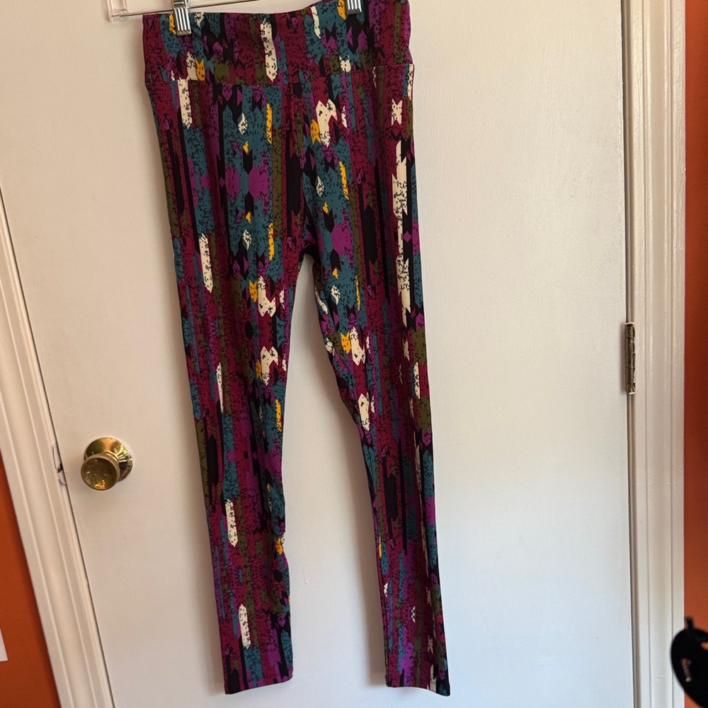 LuLaRoe Purple Lynnae Top and colorful OS Leggings NWT - Picture 6 of 8